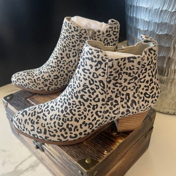 Violet & Red Cortny Heeled Booties in Leopard Print - Picture 4 of 8